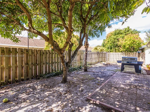 1020 SW 87th Ter, Pembroke Pines FL 33025