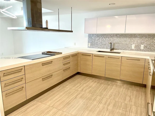 17301 Biscayne Blvd # 1107, North Miami Beach FL 33160