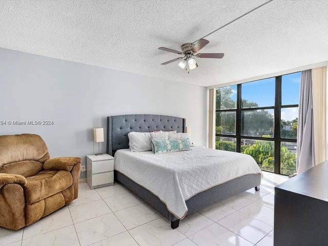 1000 Parkview Dr # 329, Hallandale Beach FL 33009