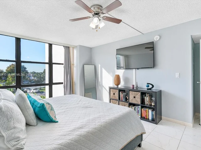 1000 Parkview Dr # 329, Hallandale Beach FL 33009