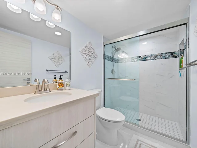 1000 Parkview Dr # 607, Hallandale Beach FL 33009