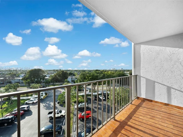 1000 Parkview Dr # 607, Hallandale Beach FL 33009