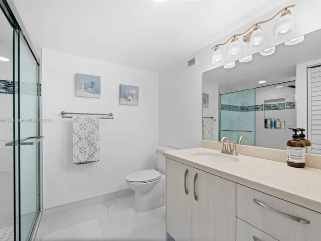 1000 Parkview Dr # 607, Hallandale Beach FL 33009