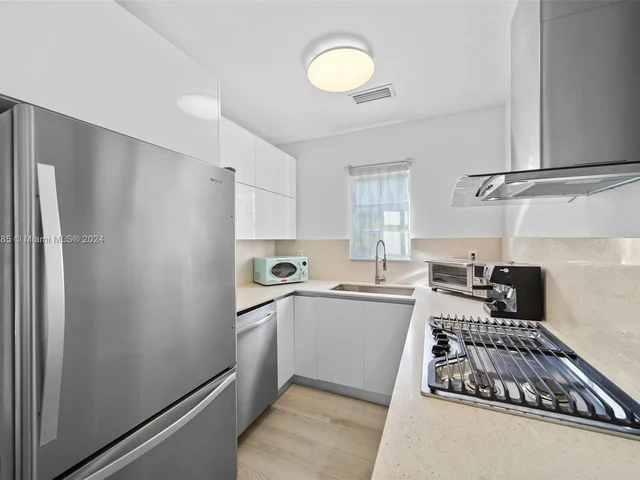 832 15th St # 4, Miami Beach FL 33139