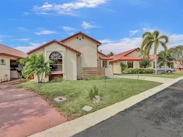 800 SW 113th Ter, Pembroke Pines FL 33025