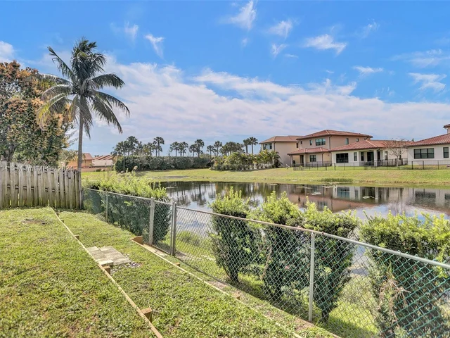 800 SW 113th Ter, Pembroke Pines FL 33025