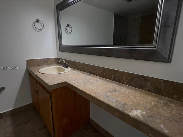 1660 NE 191st St # 1, Miami FL 33179