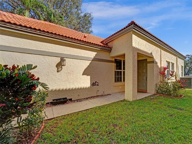 9250 Oak Grove Cir, Davie FL 33328