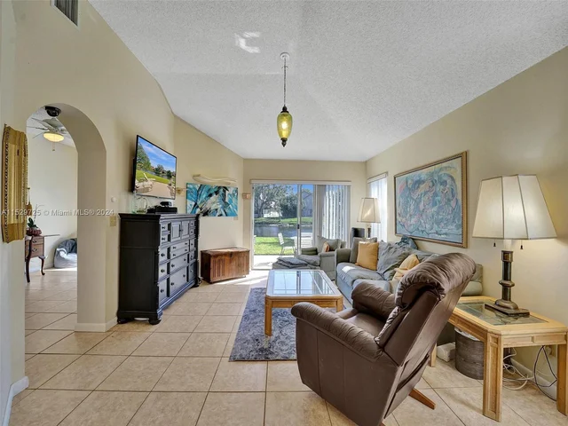 9250 Oak Grove Cir, Davie FL 33328