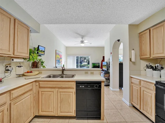 9250 Oak Grove Cir, Davie FL 33328