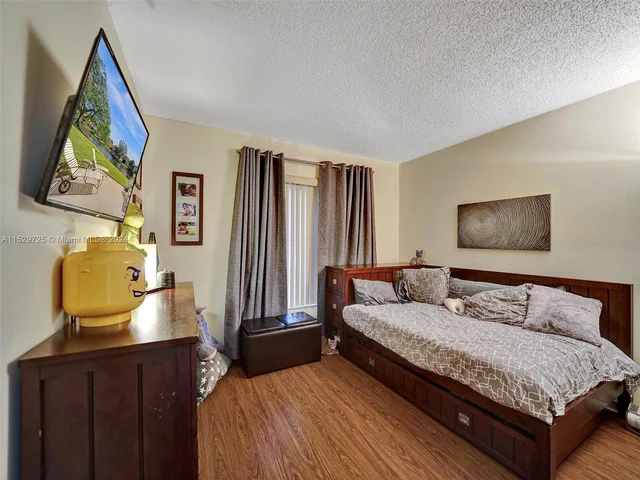 9250 Oak Grove Cir, Davie FL 33328