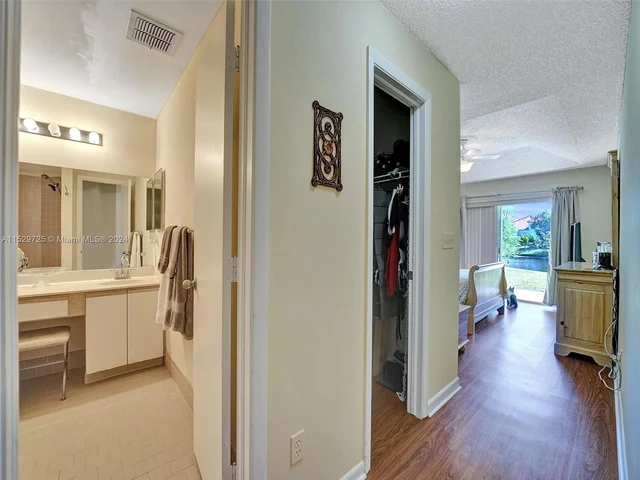 9250 Oak Grove Cir, Davie FL 33328