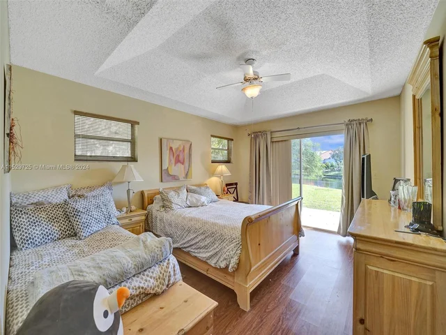 9250 Oak Grove Cir, Davie FL 33328