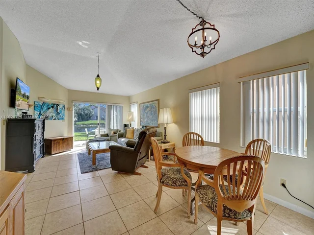 9250 Oak Grove Cir, Davie FL 33328