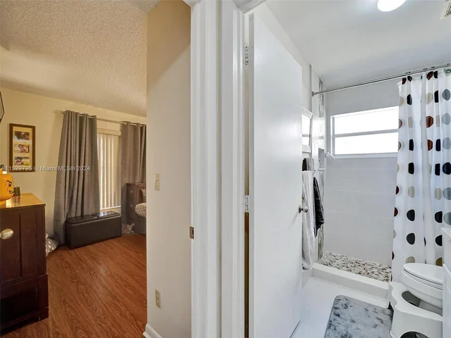 9250 Oak Grove Cir, Davie FL 33328