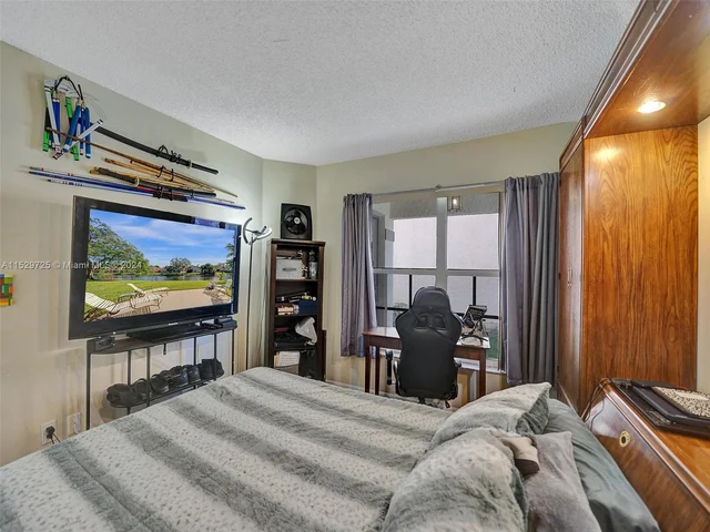 9250 Oak Grove Cir, Davie FL 33328