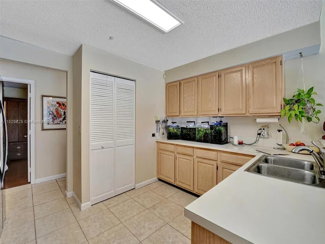 9250 Oak Grove Cir, Davie FL 33328