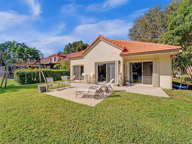 9250 Oak Grove Cir, Davie FL 33328