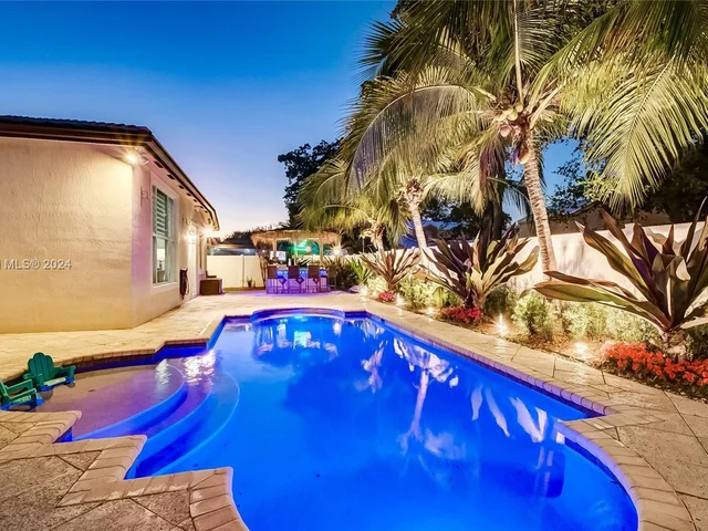 6951 Loch Ness Dr, Miami Lakes FL 33014