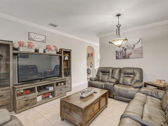 1014 NE 41st Pl, Homestead FL 33033