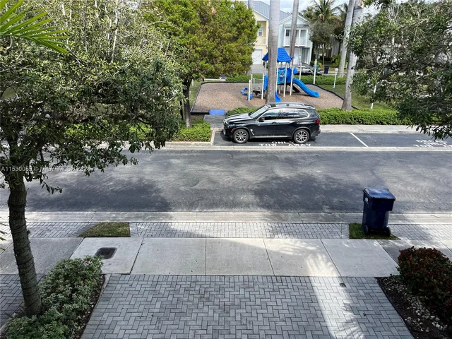 10748 NW 74th Ln, Doral FL 33178