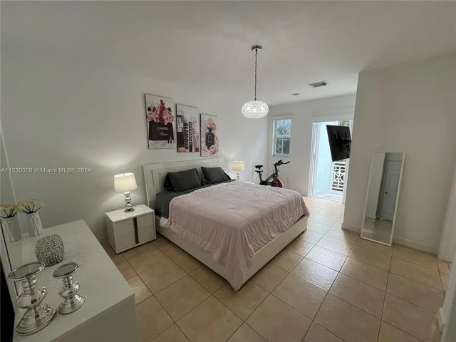 10748 NW 74th Ln, Doral FL 33178