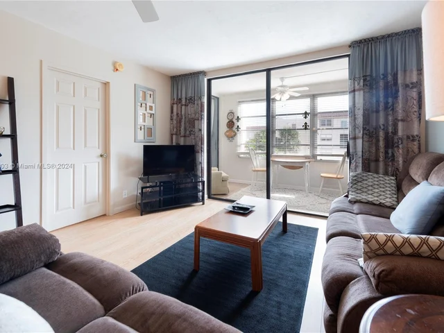 2841 Somerset Dr # 300, Lauderdale Lakes FL 33311