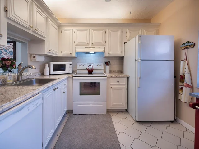 2841 Somerset Dr # 300, Lauderdale Lakes FL 33311