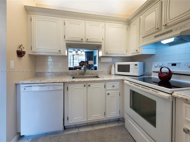 2841 Somerset Dr # 300, Lauderdale Lakes FL 33311