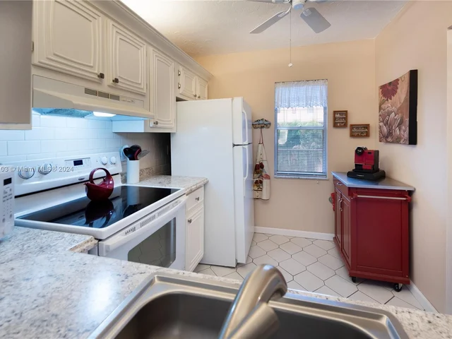 2841 Somerset Dr # 300, Lauderdale Lakes FL 33311