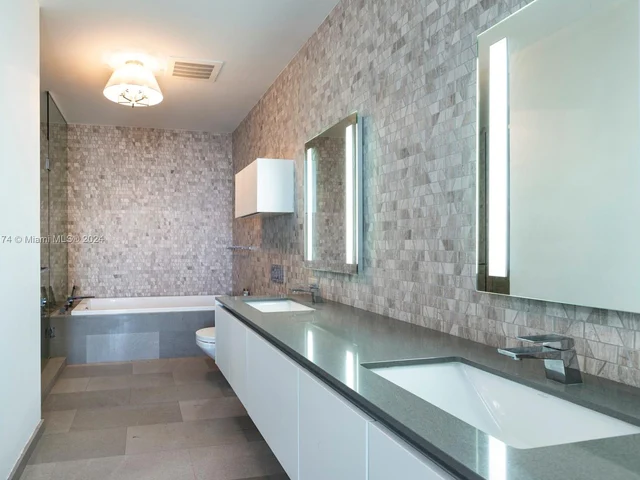 88 SW 7th St # 4106, Miami FL 33130