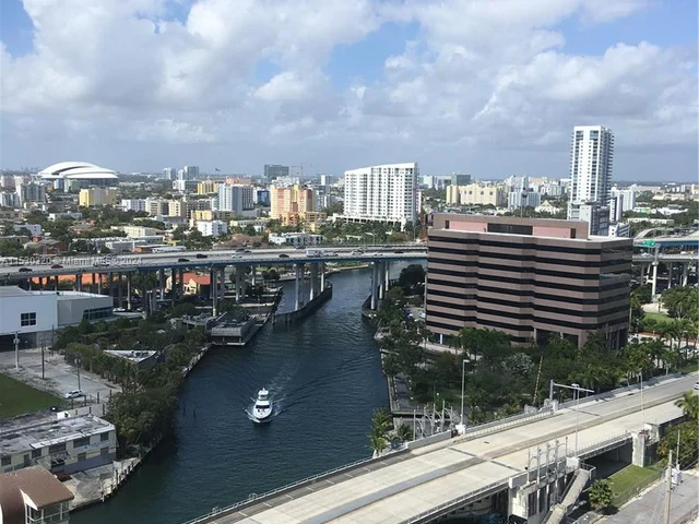 185 SW 7th St # 3211, Miami FL 33130