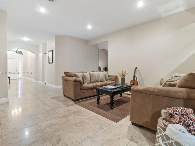 4553 NW 94th Pl, Doral FL 33178