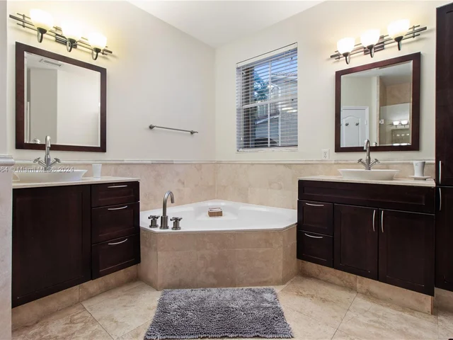 4553 NW 94th Pl, Doral FL 33178