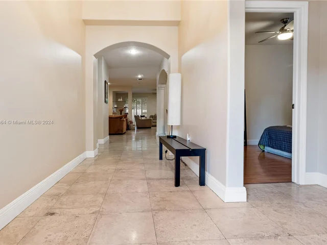 4553 NW 94th Pl, Doral FL 33178