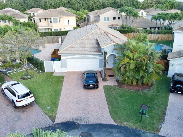 4553 NW 94th Pl, Doral FL 33178