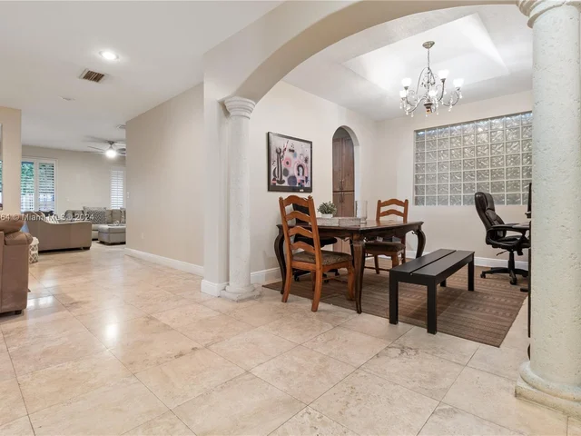 4553 NW 94th Pl, Doral FL 33178