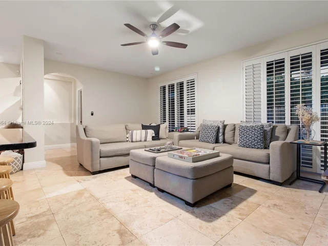 4553 NW 94th Pl, Doral FL 33178