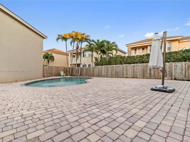 4553 NW 94th Pl, Doral FL 33178