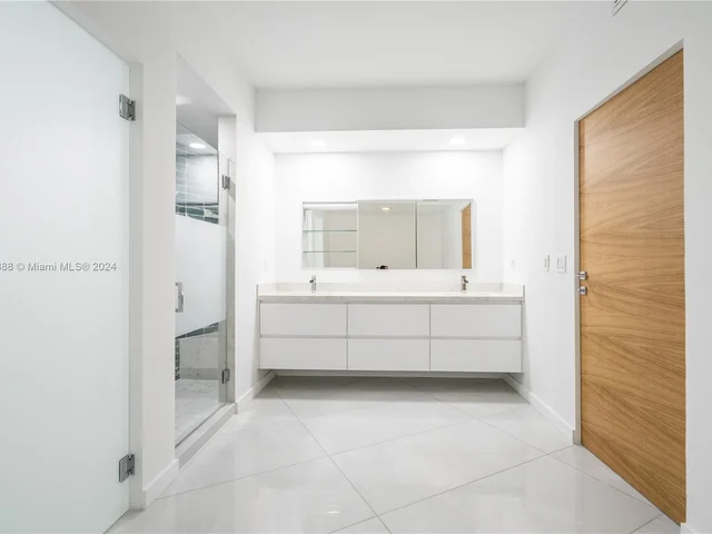 300 S Pointe Dr # 2606, Miami Beach FL 33139