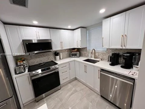 6100 NW 44th St # 104, Lauderhill FL 33319