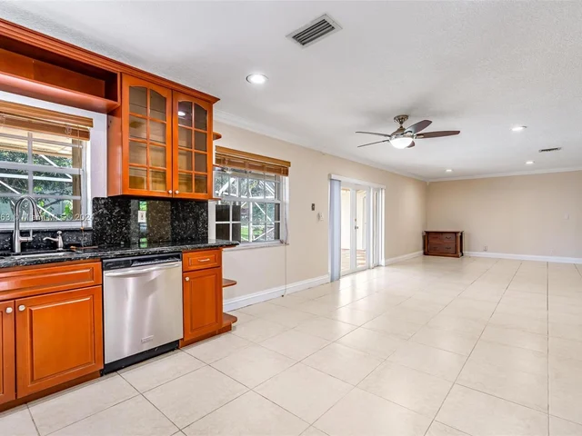 10100 Ramblewood Dr, Coral Springs FL 33071