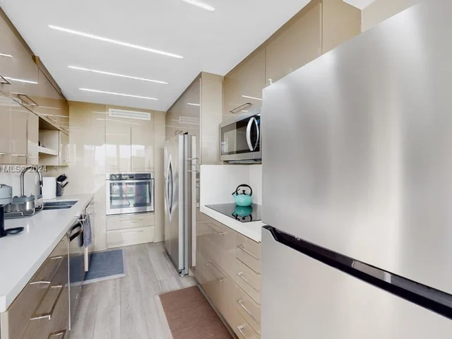 19667 Turnberry Way # 20F, Aventura FL 33180