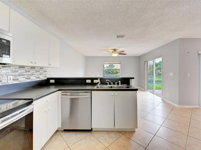 6785 NW 38th Dr, Lauderhill FL 33319