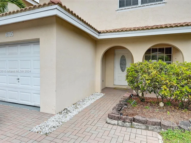 6785 NW 38th Dr, Lauderhill FL 33319