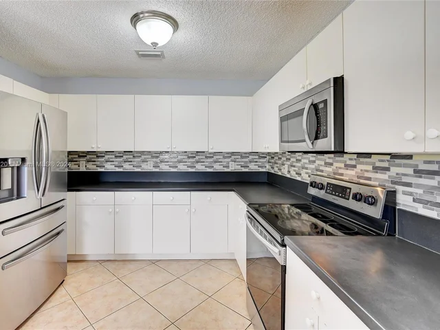 6785 NW 38th Dr, Lauderhill FL 33319