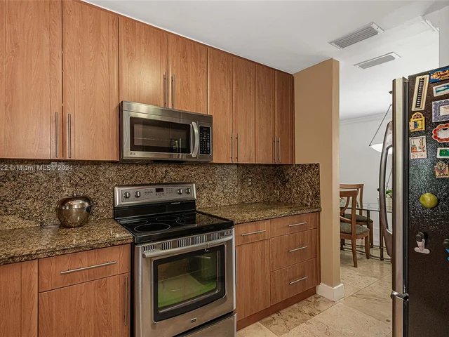 8451 NW 11th Ct, Pembroke Pines FL 33024