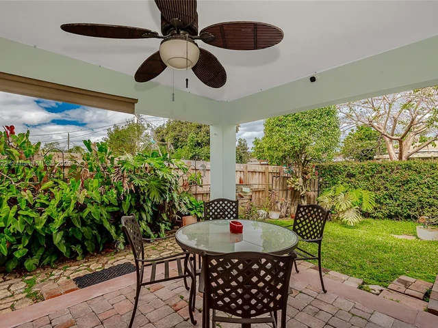 8451 NW 11th Ct, Pembroke Pines FL 33024