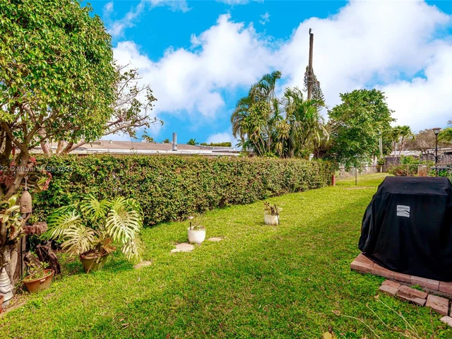 8451 NW 11th Ct, Pembroke Pines FL 33024