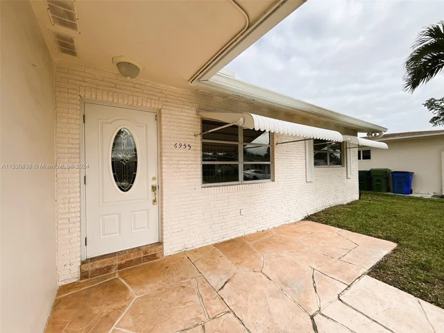 6955 NW 11th St, Margate FL 33063